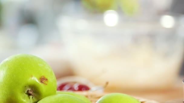 Πράσινα Μήλα Στο Τραπέζι Μπροστά Παιδί Χέρια Προετοιμασία Στο Μαγειρικό — Αρχείο Βίντεο