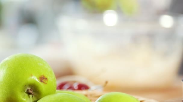 Manzanas Verdes Mesa Frente Preparación Las Manos Del Niño Estudio — Vídeo de stock