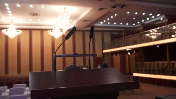 Δύο μικρόφωνα στη σκηνή μπροστά από κενές Αμφιθέατρο - επιχειρηματικό συνέδριο — Αρχείο Βίντεο