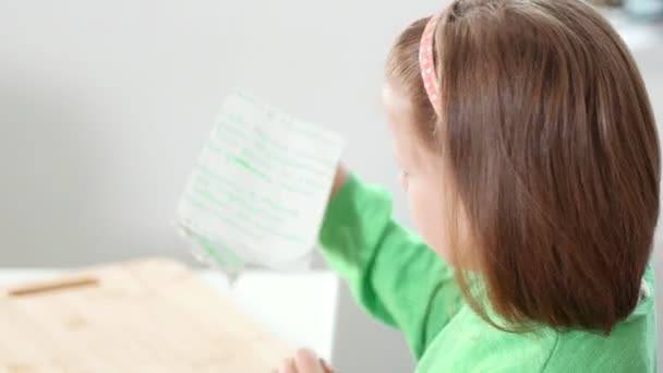 Madre manos está peinando pelo a su pequeña hija — Vídeos de Stock