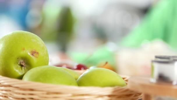カッテージ チーズのパンケーキ調理子供手の前にテーブルの上の緑のリンゴ — ストック動画