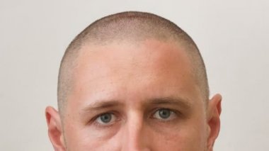 İnsan - saç beyaz gencin sürecinin büyüyen kafası