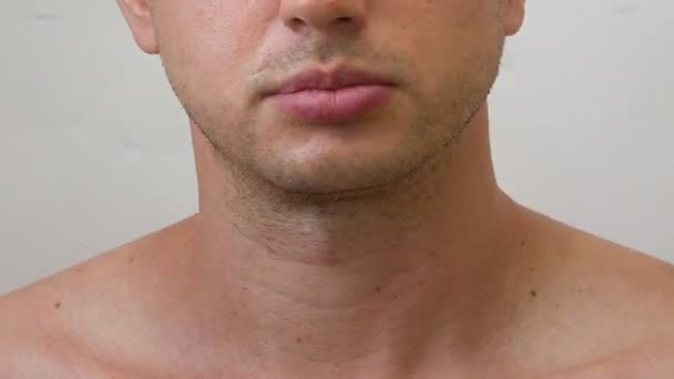 Processus de barbe sur le visage du jeune homme — Video