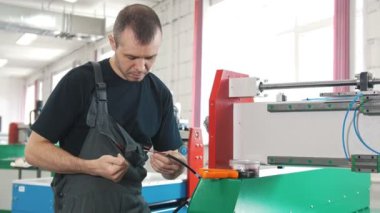 Elektrikçi tulum içinde bitki enerji paneli ve makine ekipmanları ile çalışma