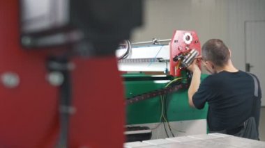Elektrikçi tulum içinde bitki enerji paneli ve makine ekipmanları ile çalışma