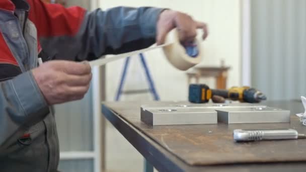 Uomo che lavora con oggetto metallico per la produzione di macchinari CNC industriali — Video Stock