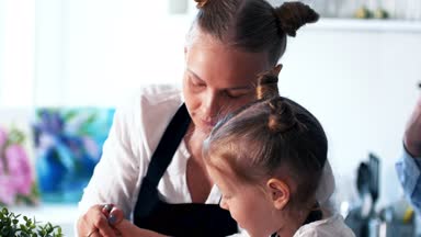 Anne ile kızı mutfak üzerine hamur krep için karışımları