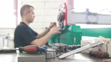 Elektrikçi Tulum içinde de-odaklı bitki, enerji paneli ve makine ekipmanları ile çalışma