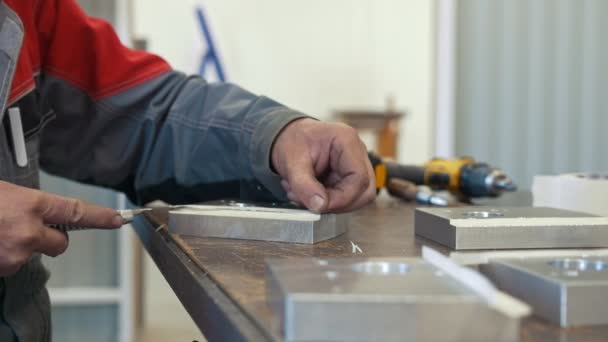 Homem trabalhando com objeto de metal para a fabricação de máquinas CNC industriais — Vídeo de Stock