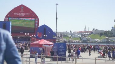 Kazan, Rusya Federasyonu - 16 Haziran 2018: FIFA Dünya Kupası 2018 - fan zone seyirci futbol ile