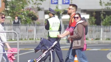 Kazan, Rusya Federasyonu - 16 Haziran 2018: FIFA Dünya Kupası 2018 - Şampiyonası'nda Rus askeri memur - polis kalabalığın korur