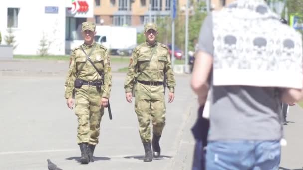 Kazan, Rusko - 16 Červen 2018: Mistrovství světa ve fotbale 2018 - ruské vojenské strážci na šampionátu - policisté chrání dav — Stock video