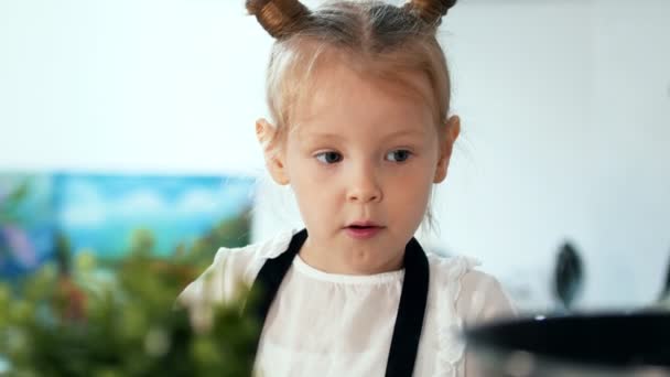 Petite fille blonde avec mère passe du temps pendant la cuisson du petit déjeuner dans la cuisine — Video