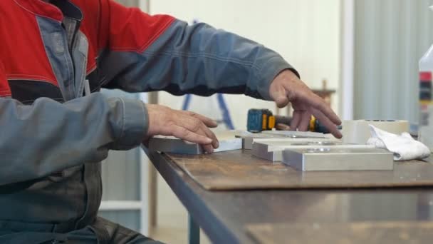 Hombre trabajando con objeto de metal para la fabricación de maquinaria CNC industrial — Vídeos de Stock