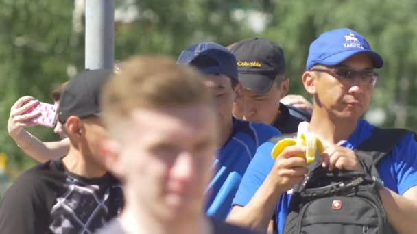 KAZAN, RUSIA - 16 DE JUNIO DE 2018: Copa Mundial de la FIFA - Abanicos en la calle merienda — Vídeos de Stock