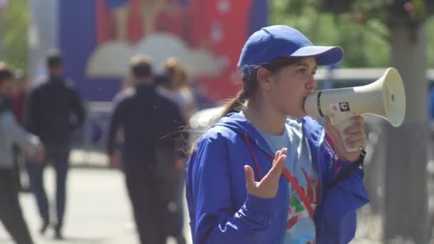 カザン、ロシア - 2018 年 6 月 16 日: Fifa ワールド カップ - 女性の若いボランティア言うスピーカーで — ストック動画