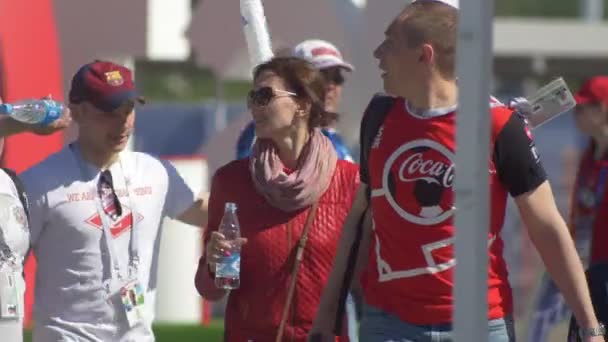 Kasan, russland - 16. juni 2018: fifa-weltmeisterschaft - gruppe von familien-fans auf dem weg zum spiel — Stockvideo