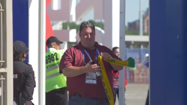 KAZAN, RUSIA - 16 DE JUNIO DE 2018: Copa Mundial de Fútbol - Los aficionados al fútbol inspeccionados en el detector de metales — Vídeos de Stock