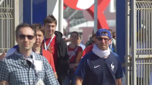 KAZAN, RUSIA - 16 DE JUNIO DE 2018: Copa del Mundo de la FIFA - La multitud de aficionados al fútbol entra en el partido — Vídeo de stock