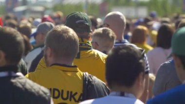 Kazan, Rusya - 16 Haziran 2018: FIFA Dünya Kupası - arkadan görünüş futbol fanlar stadyuma gidiyor