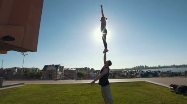Genç çift akrobasi yapmak pratik açık havada günbatımında stunts