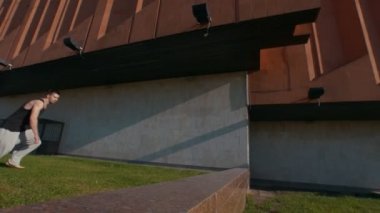 Genç adam bir çalışma ile bir takla eşik üzerinden yaz gününde yapar.