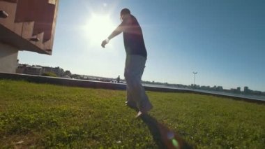 Genç adam bir extremal performans eşik yaz gününde fiske vurmak