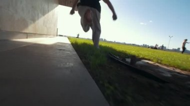 #bu flip yükseklikten güneşli gün gerçekleştirme çim kadar yalınayak kaslı adam çalışır