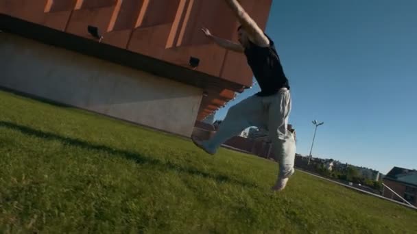 Unga Manliga Gumnast Utför Akrobatiska Volter Träning Utomhus Solig Dag — Stockvideo
