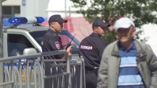 KAZAN, RUSIA - 16 de junio de 2018: Copa Mundial de la FIFA 2018 - guardianes militares rusos en el campeonato - los policías protegen a la multitud — Vídeos de Stock