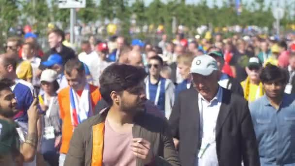 KAZAN, RUSIA - 16 de junio de 2018: Copa Mundial de la FIFA 2018 - hinchas caminando después del partido Australia - Francia — Vídeos de Stock