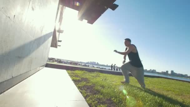 Genç adam bir extremal performans eşik yaz gününde fiske vurmak — Stok video