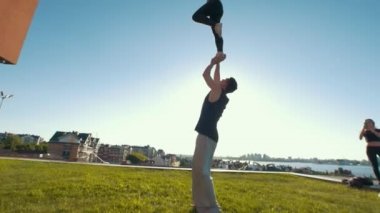 Arka plan kız telefonu açık havada yaz günü, yavaş çekim, amigoluk gençler uygulama