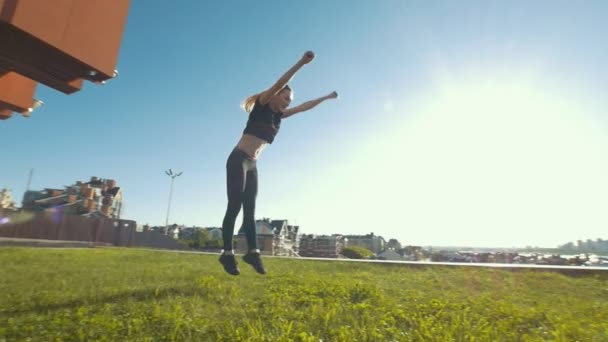 Två kvinnliga cheerleaders träningspass utomhus på solig dag — Stockvideo