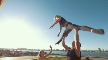 Ponpon kızlar takımı egzersiz açık havada, yaz günü - genç adam kızı çimlere düşer