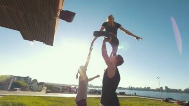 Ponpon kızlar açık havada yaz günü - kaslı adam genç kadın destek hava kız idmanda ekibi