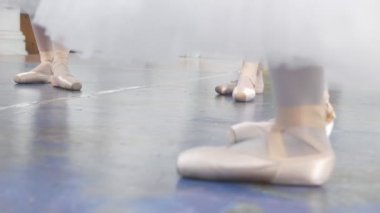 Kadın ayakları pointe Ayakkabı balerinler önünde dans bir stüdyoda bir dans gerçekleştirir