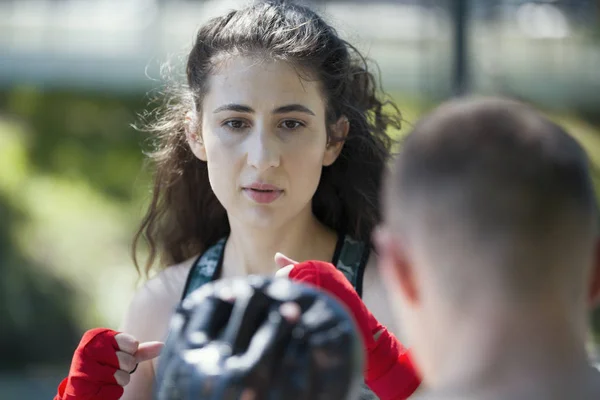 夏の公園でボクシングのワークアウトでスポーツウェアの若い女性の肖像画 — ストック写真