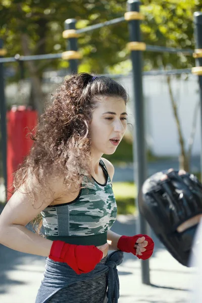 Retrato de mujer joven en ropa deportiva en el entrenamiento de boxeo en el parque de verano —  Fotos de Stock