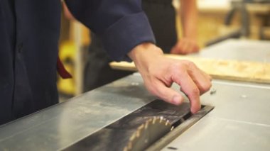 Erkek el marangoz makinesinin atölyede ahşap bir dilim ortaya çıkarır