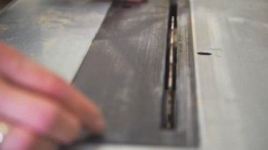 Bir tornavida doğrama atölyesinde çalışan erkek el çalışma