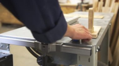 Craftman el çalışma sanayi kullanýlýyor atölyesinde bir tornavida ile çalışma