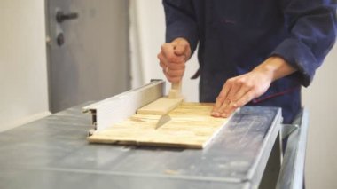 Ahşap detayları endüstriyel kesme makinesi kullanarak işleme marangoz