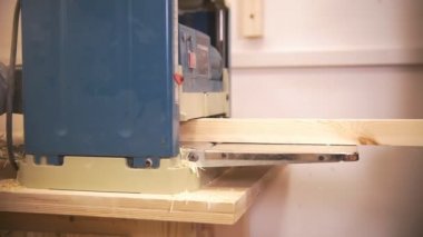 Usta bir ahşap kiriş marangozluk Makine'nin içinden geçer.