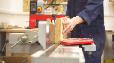 Marangoz ahşap tahta doğrama atölyesinde çalışan