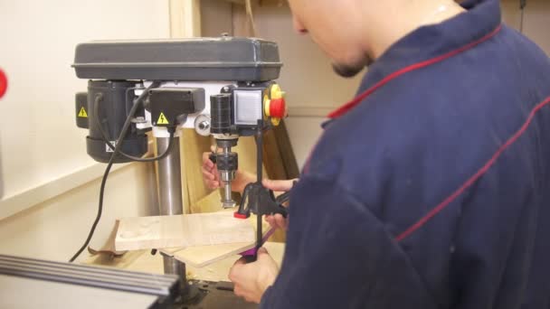 Ξυλουργός διδάσκει τον μικρό γιο για την ξυλουργική στο εργαστήριο — Αρχείο Βίντεο