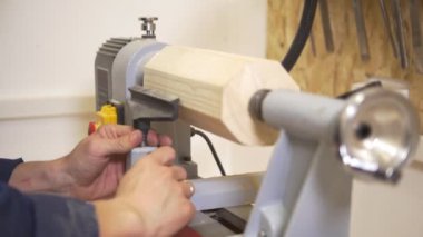 Erkek joiner işleme ahşap sanayi doğrama makineleri kullanarak