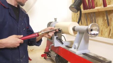 Koruyucu maskeli genç adam ahşap doğrama atölyesinde el tornavida kullanarak yapar