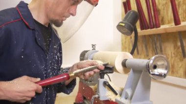 Usta doğrama doğrama atölyesinde El aracını kullanarak iplik ile çalışma iş giysisi içinde