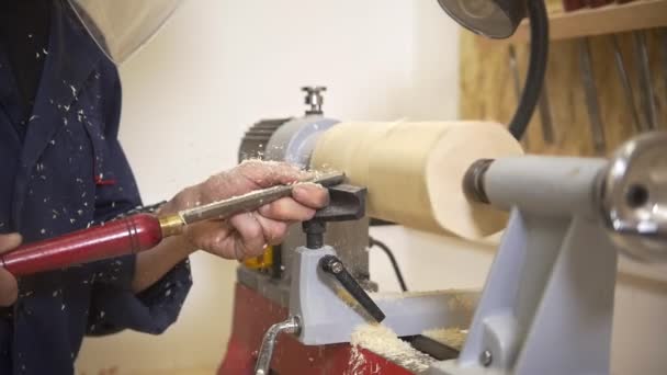 Jonge man aan het werk met fijn timmerwerk met handgereedschap in Houtklas — Stockvideo